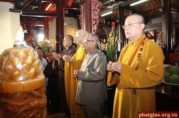 Indian President Pranab Mukherjee visits and offers incense at Tran Quoc pagoda in Hanoi